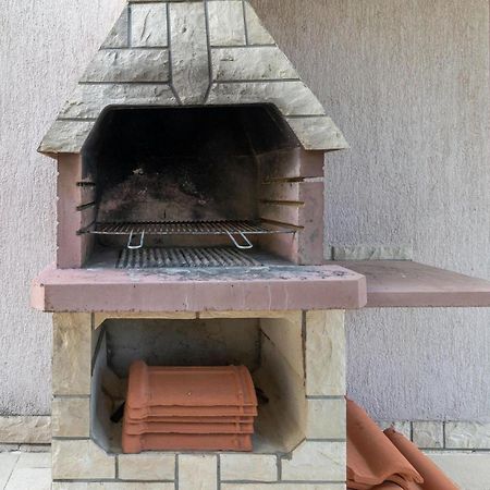 1 Bedroom Cozy Apartment In Jadranovo Bagian luar foto