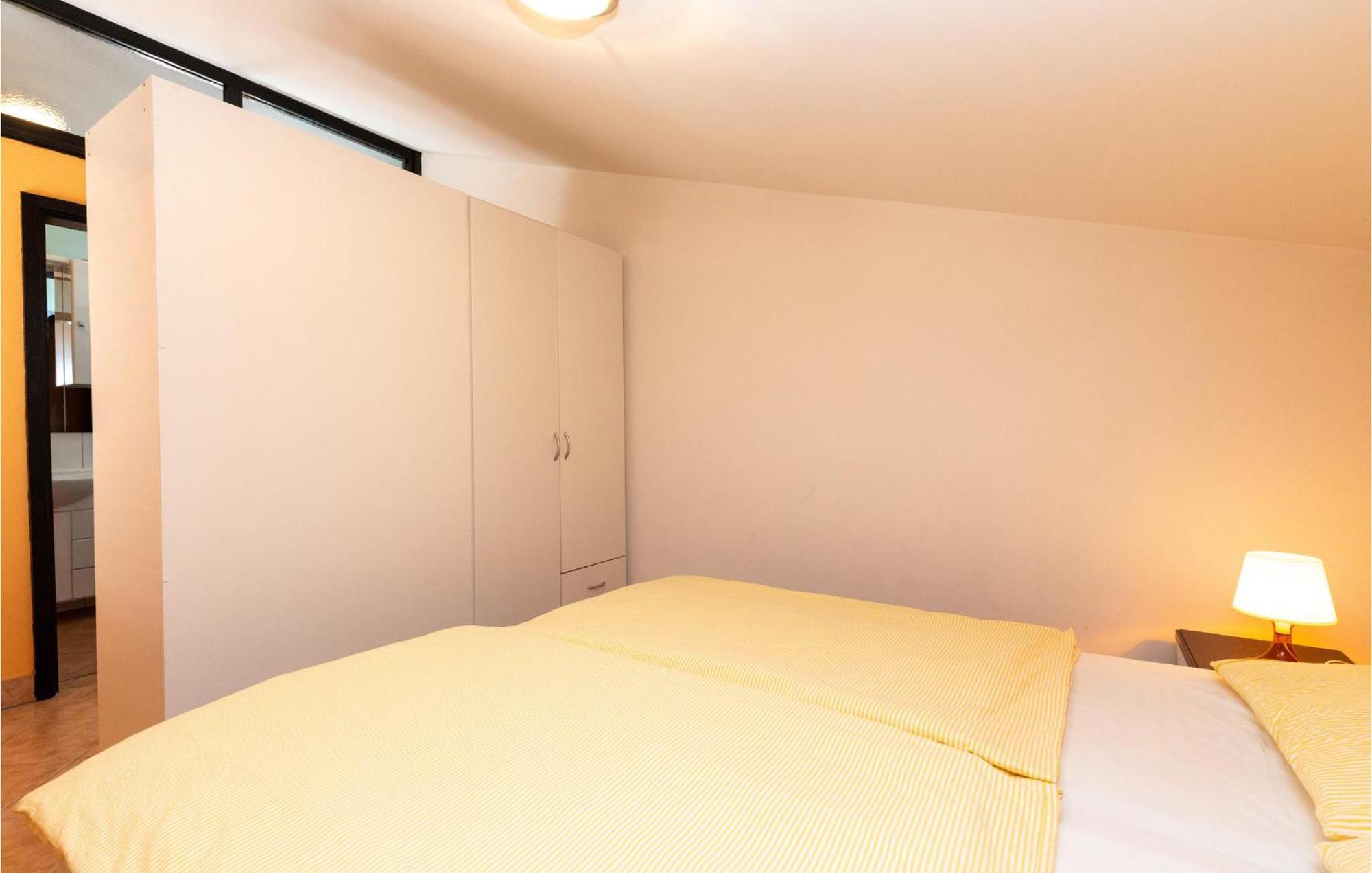 1 Bedroom Cozy Apartment In Jadranovo Bagian luar foto
