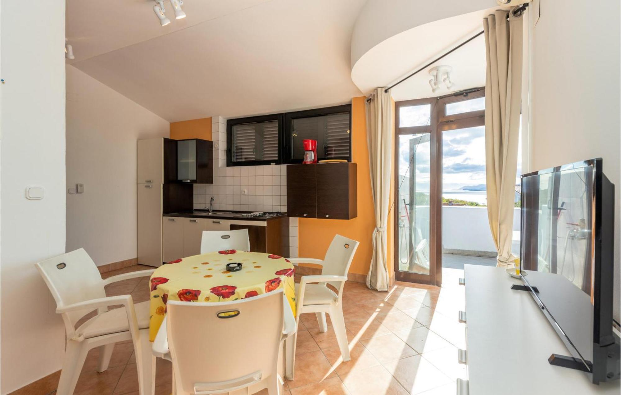 1 Bedroom Cozy Apartment In Jadranovo Bagian luar foto