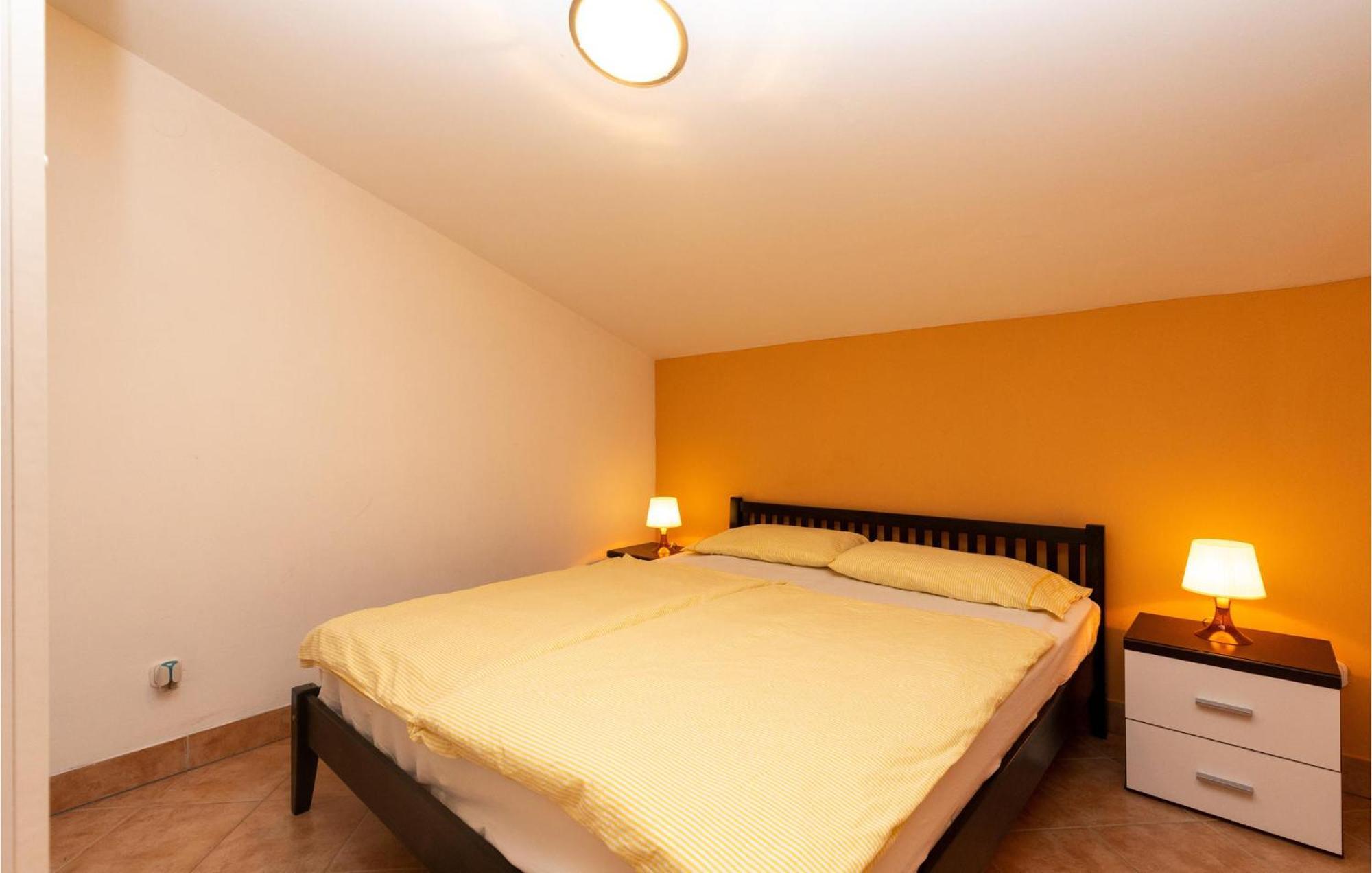 1 Bedroom Cozy Apartment In Jadranovo Bagian luar foto