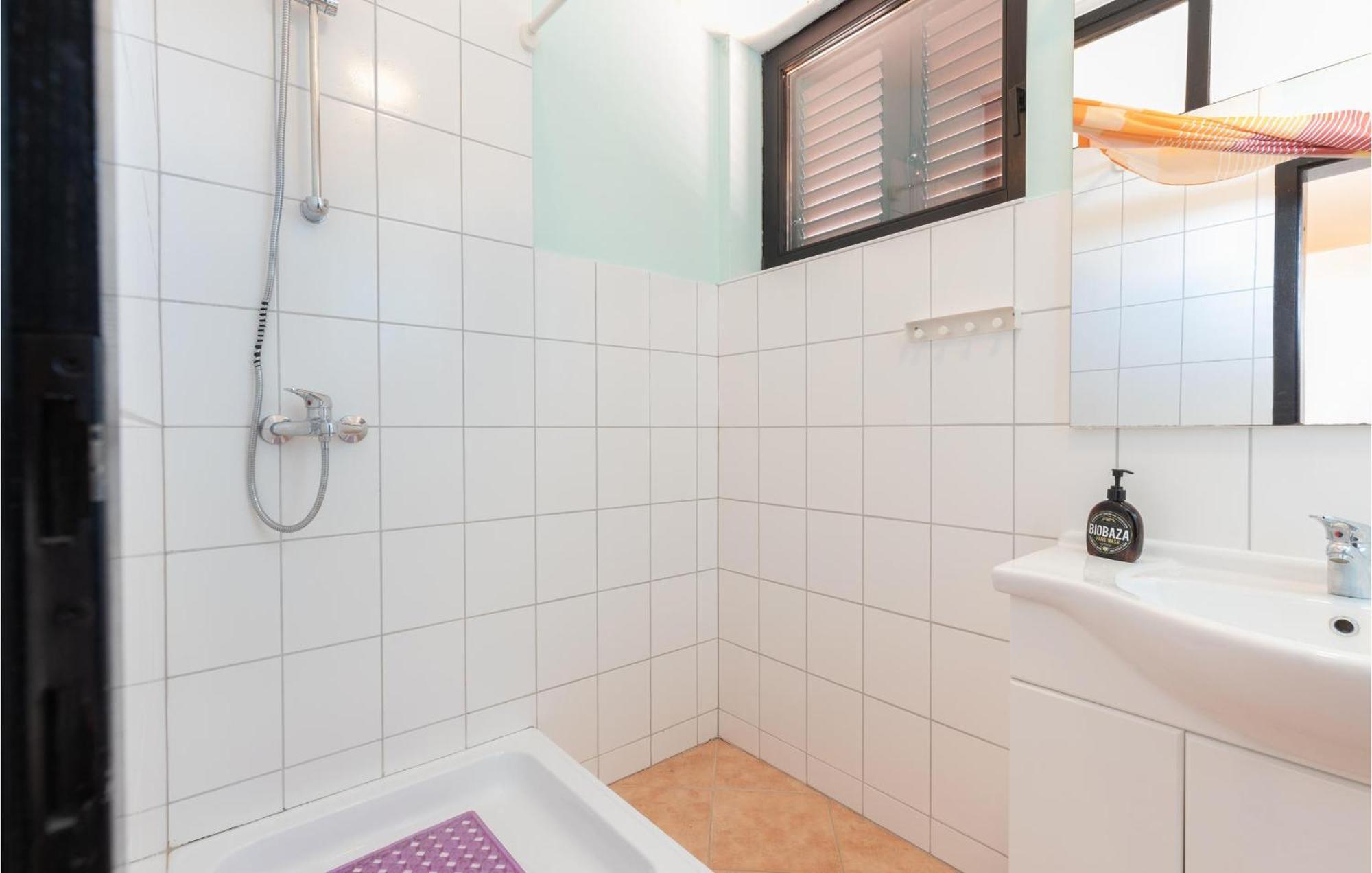1 Bedroom Cozy Apartment In Jadranovo Bagian luar foto